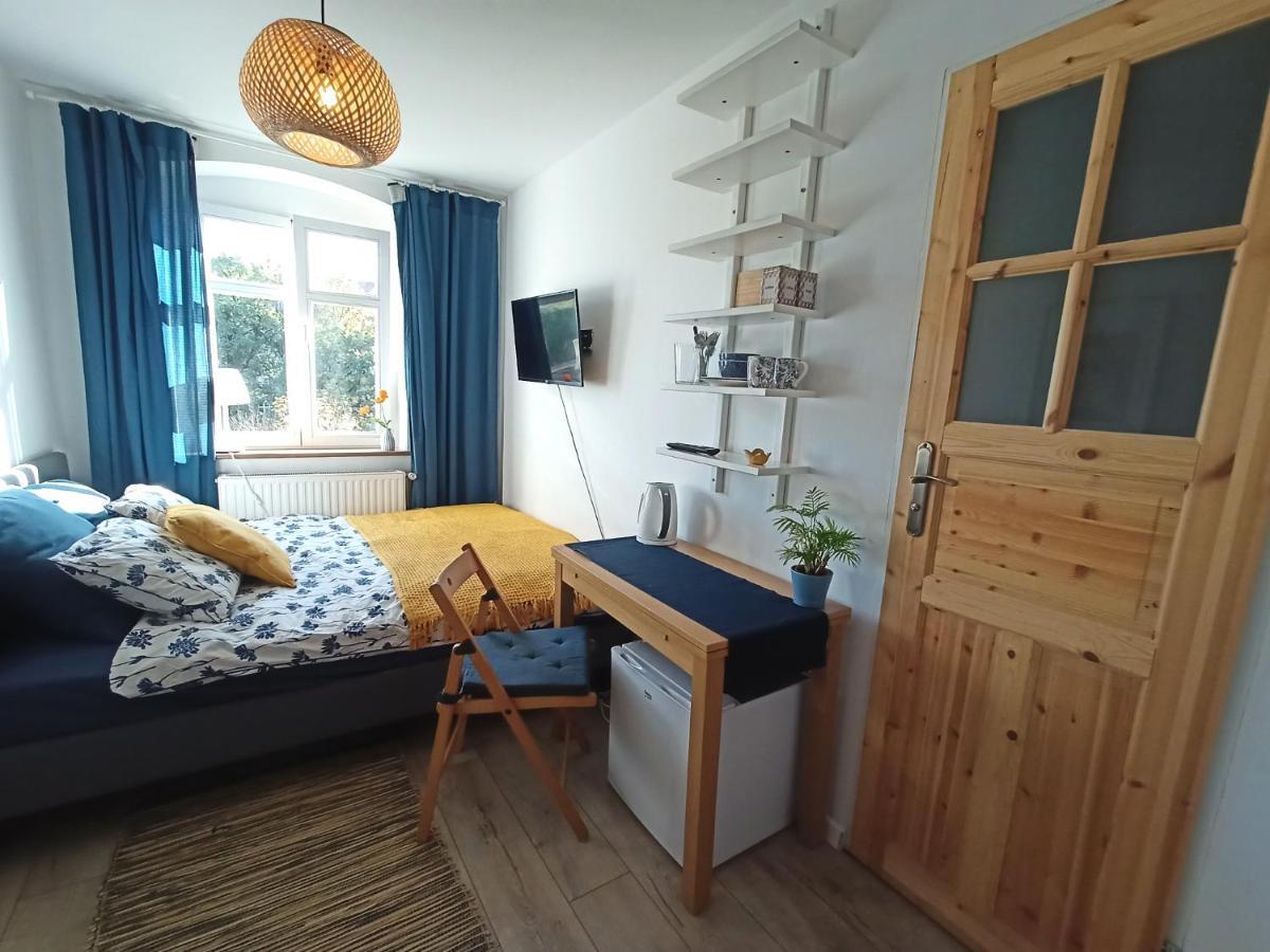 Lemuria Pokoj Z Lazienka Szkolna Legnica Exterior foto